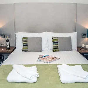 Base Serviced - Road Appartement